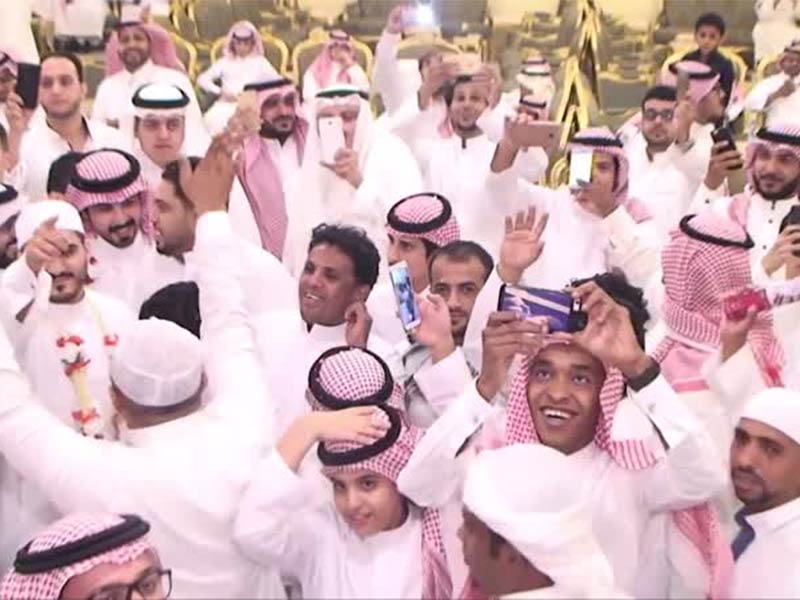 اضغط لمشاهدة الفيديو: مصري يشعل حفل زفاف سعودي بأغنية "آه لو لعبت يا زهر"